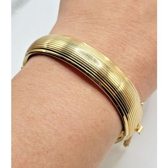 Hinged Goldtone Lightweight Bracelet with Safety Chain 2.5in dia - Picture 3 of 4